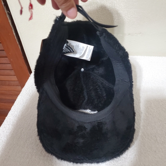 S O L D....The north face faux fur holiday osito cap - Picture 9 of 11